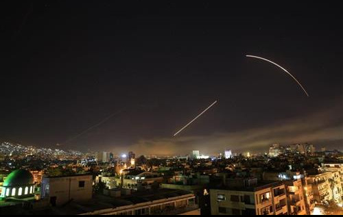 (VIDEO) SIRIJCI OBORILI IZRAELSKI AVION! Asadova PVO srušila neprijateljski lovac bombarder i četiri rakete!